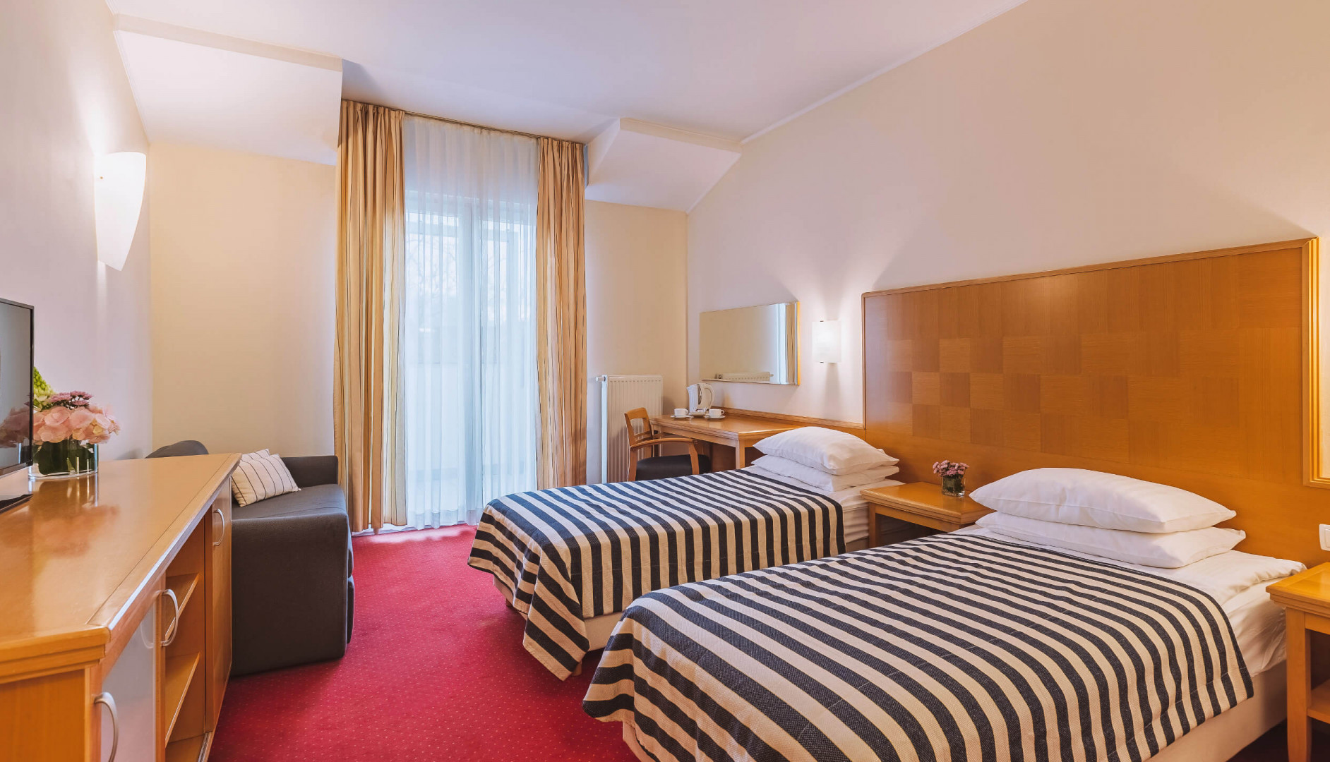 Ramada hotel and suites soba1