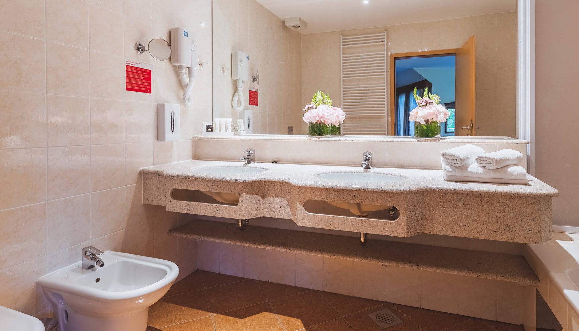Ramada hotel and suites soba7